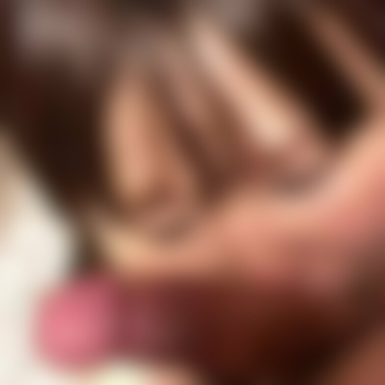 美味しそうにチンポを頬張るスケベな熟女💯