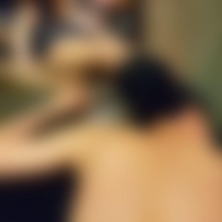 マゾの尻に座ってくつろぐ私💓
平手打ちしたり鞭で叩いたりして躾けたから、マゾの背中が少し赤いね♪