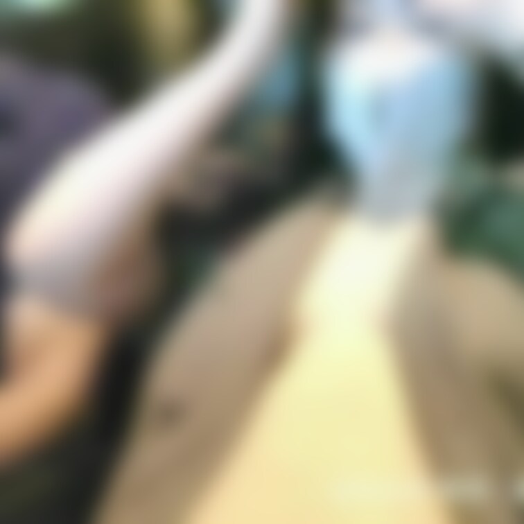 ピンク映画館で、知らない人にいじられてます。
周りに5人以上いて見られてました。