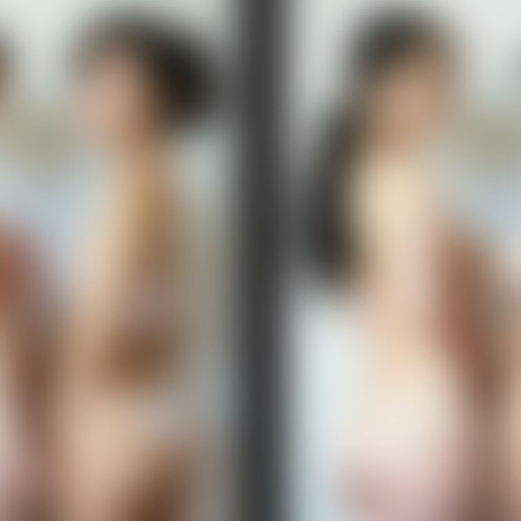 着衣と脱衣を並べた画像です。画像№725