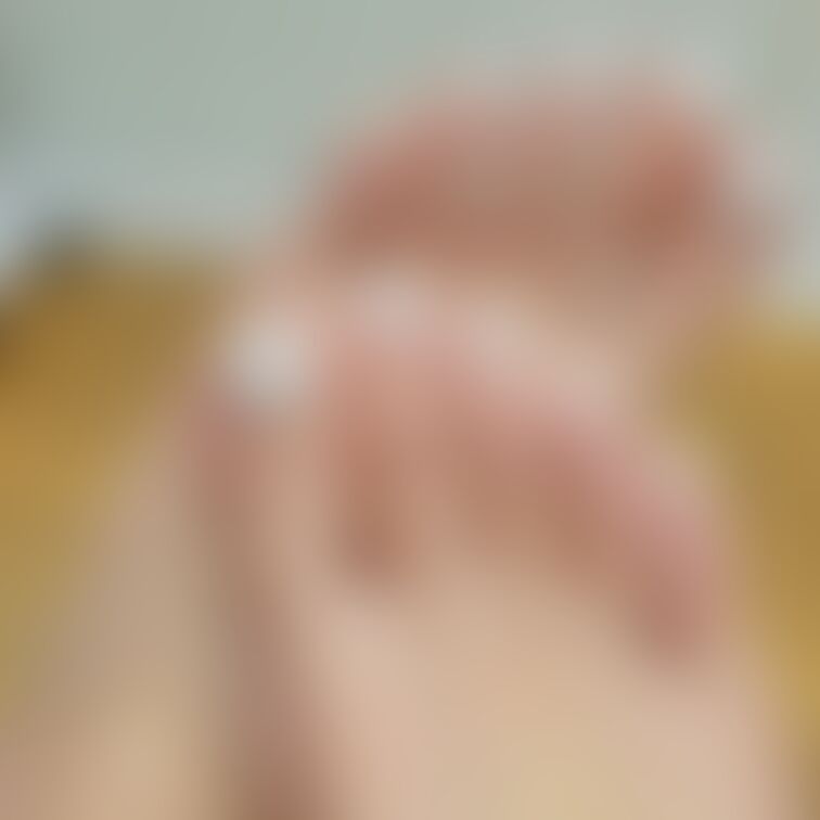 myfans有料登録の方限定で、いち早くネイルの色の紹介画像をアップします💗

生足、クリアサンダル、脚の方の写真と
