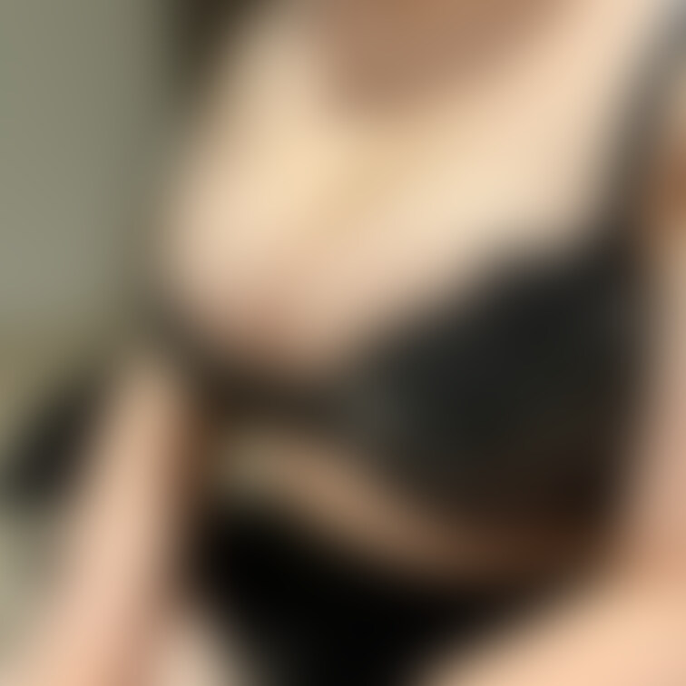 脱がせると爆乳🧨汗ばんだ乳下、腋の下。