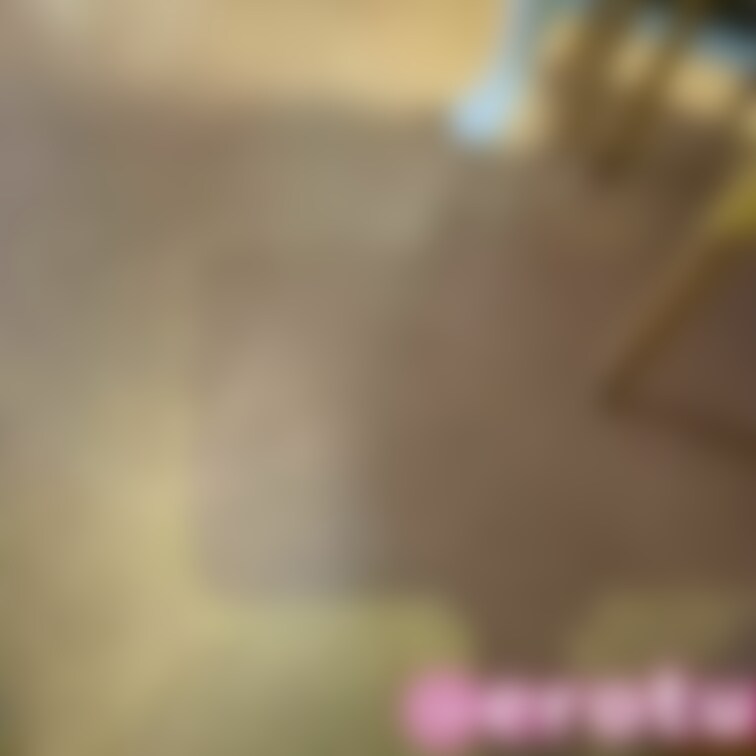 【角オナニー】テーブルの角にま◯こを擦り付けて、オナニーしちゃってます