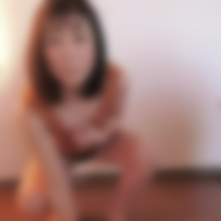 ワンピースの
ジッパーを下げたり上げたりで
おっぱい見せてみた☺