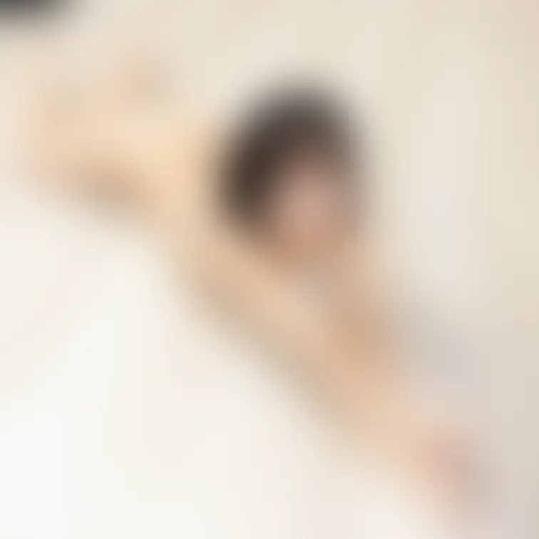 りんのセクシーイメージ撮影。床の上でうつぶせで寝そべるポーズをしてもらいました。
セクシーアイドル虎の穴・りん編a
