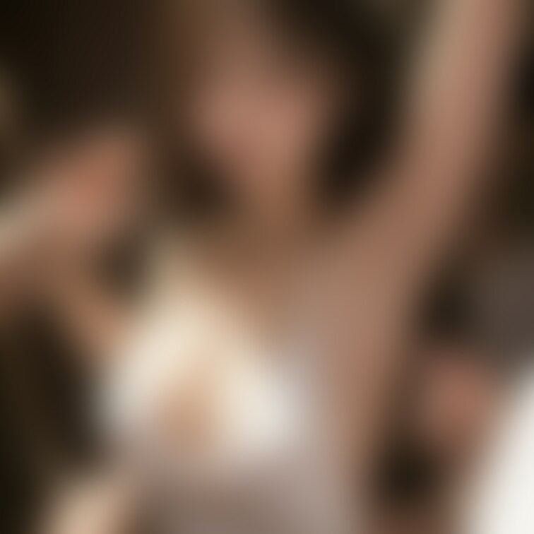 縛られている少女