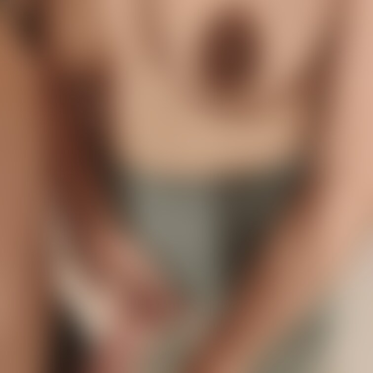 さっき載せた奥さんにシコシコしてもらった動画からキャプチャした2枚の写真です😍
奥さんにシコシコされたい人は見てもらっ