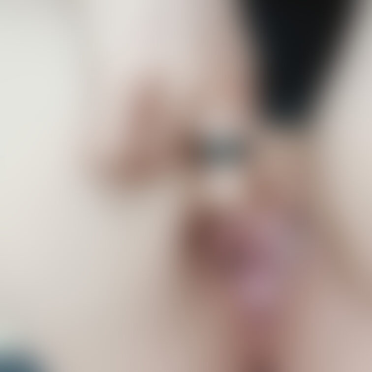 オリモノで汚れたおまんこ🥺あそこのアップ写真あまりあげてないので、写真撮ろうとしたらオリモノついちゃってました💦

