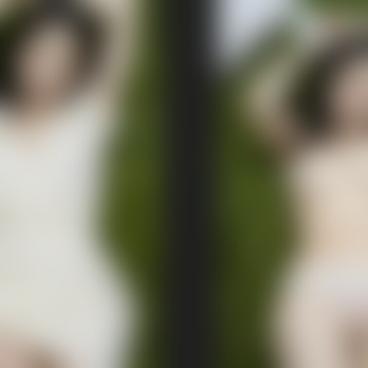 着衣と脱衣を並べた画像です。画像№389