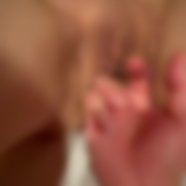 いやらしい濡れ濡れおま○こに指ズボ