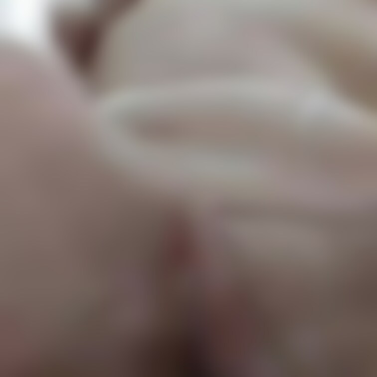 下から見上げる垂れ乳デカ乳輪にパイパンマンコ💯
