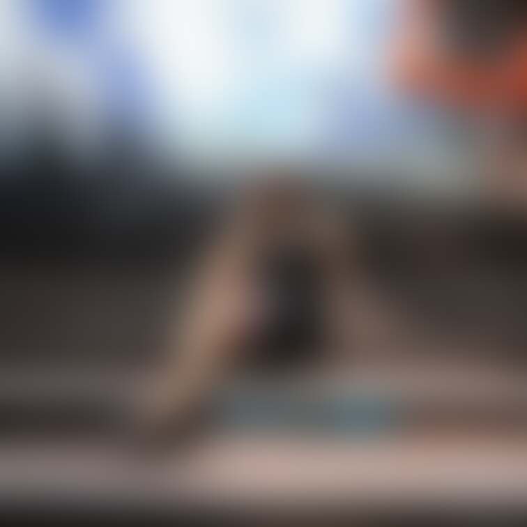 ミニスカートで階段に座ってるとパンチラ見ちゃいますか?