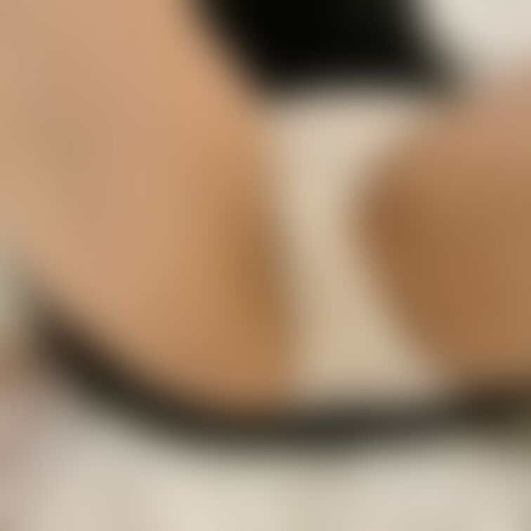 初めて会ったときのパンツ。ほぼ汚れなしだけどアソコにティッシュカスびっちり付いてた。駅でおしっこしたそうで。