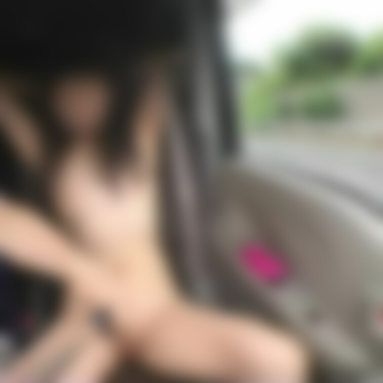 夏の散歩・買い物デート2　他の車両から見られてます！