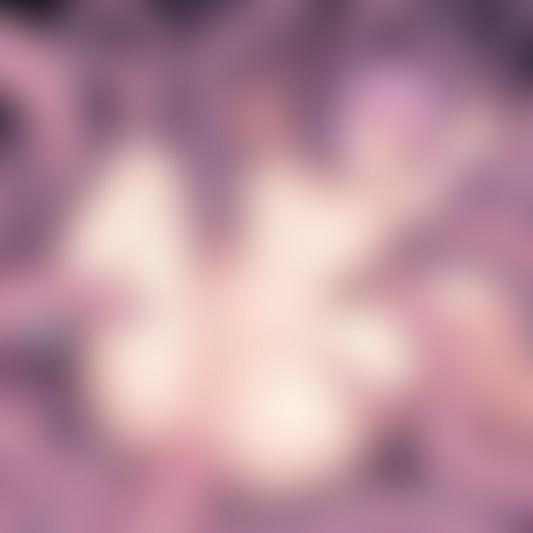 触手にお尻を襲われる女の子