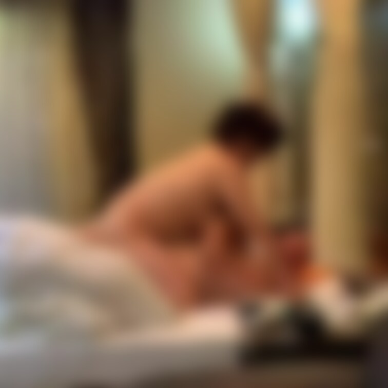 これも3年前にご主人様の前で知人男性に寝取られたご主人様オナニー用動画です。この頃はクリにもラビアにもピアスが入っていま