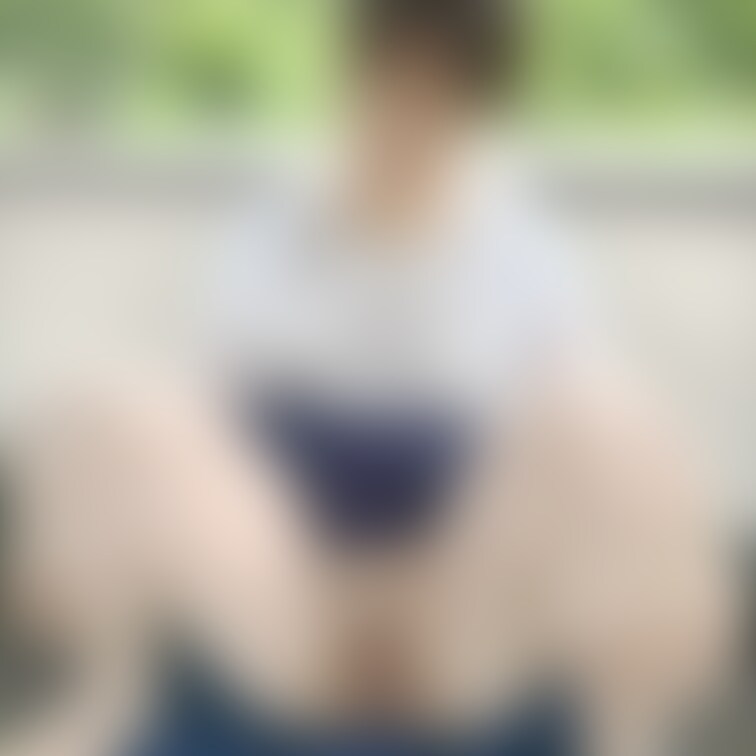 公園でM字開脚