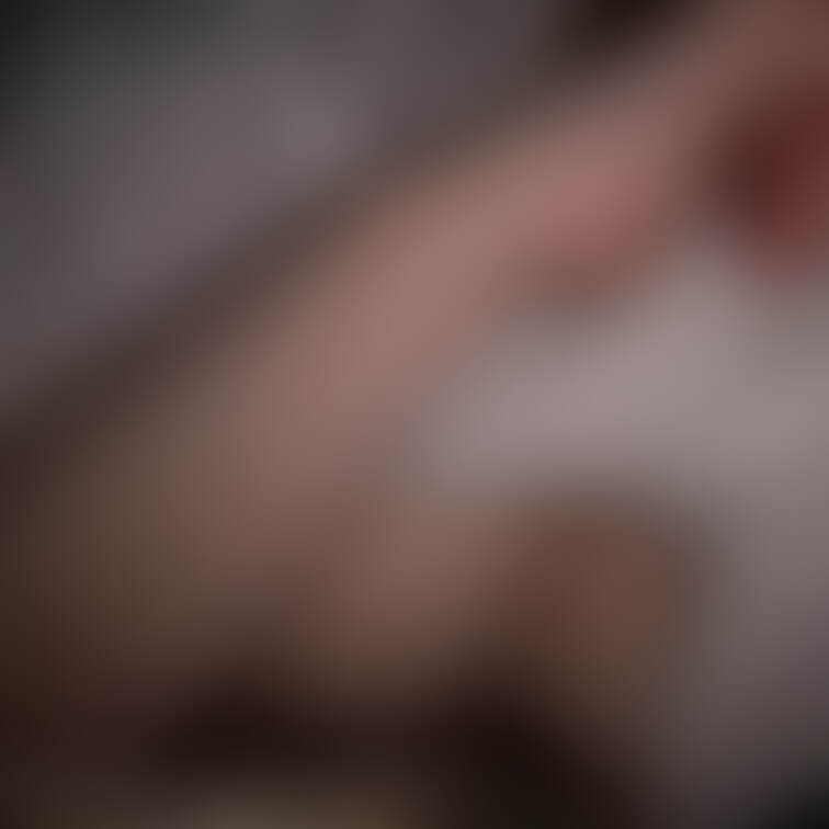 上手く誘えないときはちらちらさせちゃいます。さわってほしいんです……