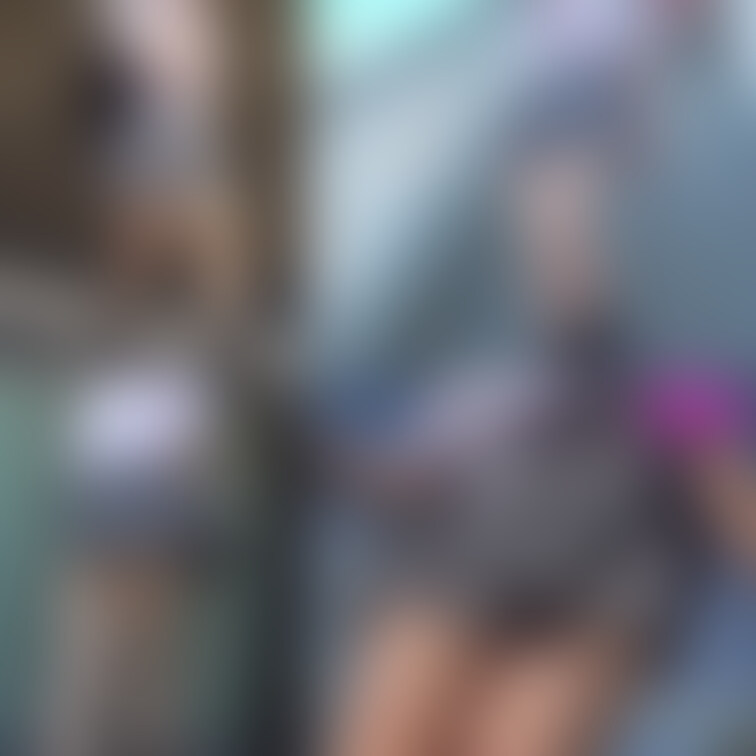 必死にスカートを押さえても、結局パンチラしてしまう女の子。
（本編ダウンロードや無料サンプル動画はこちら）
http