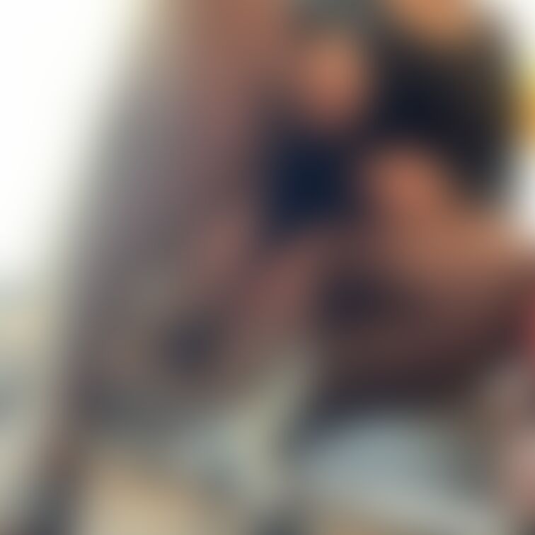 デカ尻な奥様のしゃがみパンチラ尻チラ
