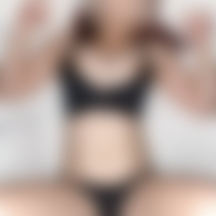 Fカップ美容師さんの写真です。
1枚目の写真、僕も早く挿れたくてパンツに染みができてました、、