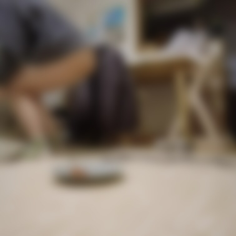 ご主人様の前でも当然犬食いで。
ケツを叩かれて感じながら犬食いするシングルマザー。
