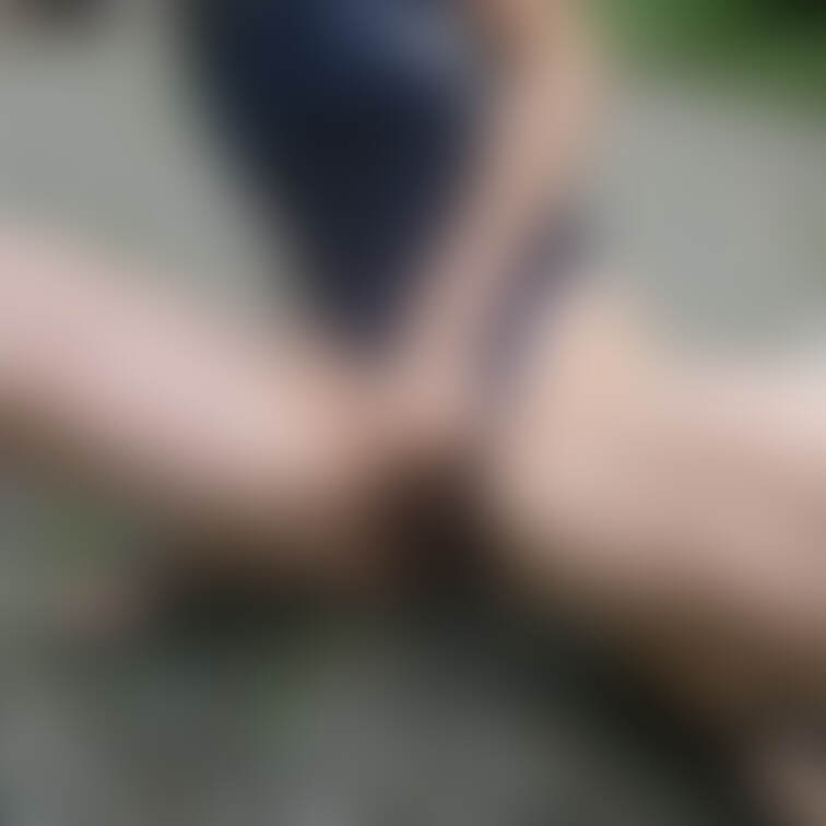 散歩中にオシッコしたくなったら水着をずらして太い尿をシュィーって音を響かせて排出です♡