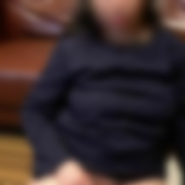 ワンピース、ブラジャー、ショーツを順番に脱いで、一人エッチに励みます。しかも、●スを使って(≧∀≦)。撮影を忘れそうに。