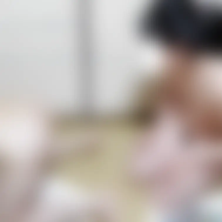 弥生の全裸パーティー兼公開撮影での一コマ。お尻を凝視する弥生です。見られ好きが多いので、こういう恥ずかしい行為はいろんな