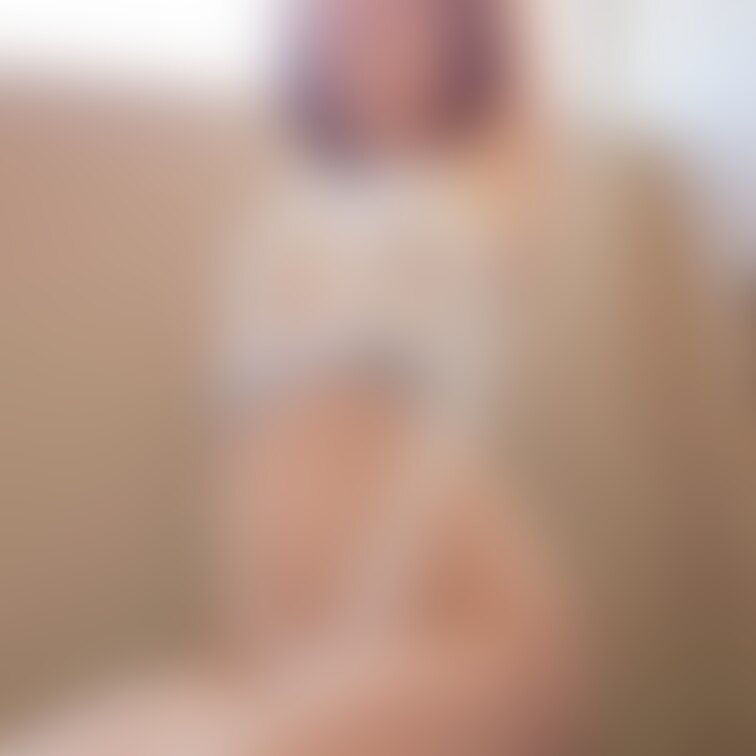 旦那が出かけた間に、エッチな下着でパシャり