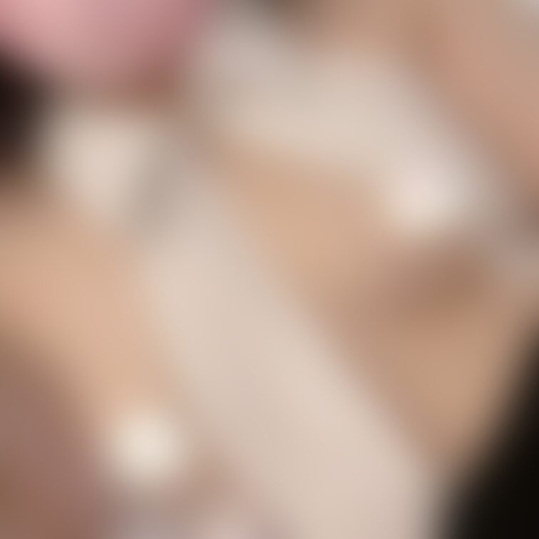 あぁっ💦

横になったらお洋服がずれちゃった💦💦



どっちからぺろぺろしたい？？(〃ω〃)❤️❤️❤️