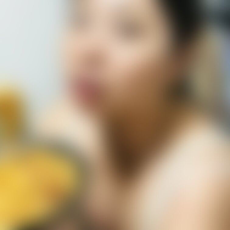 妻。
食事中の今撮り。