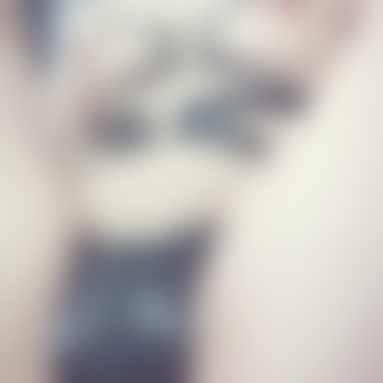 こちらもとても好きです☺️
下のファスナーを下ろすと、お◯んこがモロ出しになります☺️
乳首弄られた