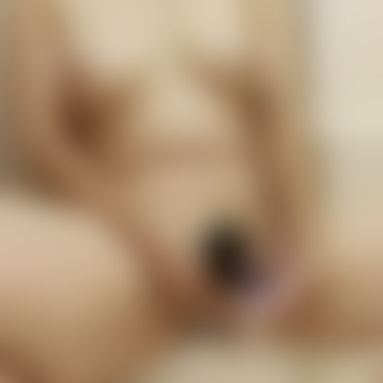 旦那が家にいるのに命令されてオナニー動画を撮って送ってくる不倫堕ちした巨乳人妻セリナさん。