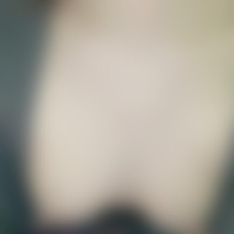 服から見えてるおっぱい