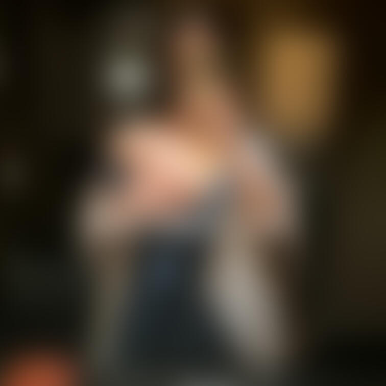 ホテルのト イレで。

実はこの後他の人入ってきたんですよね。。。ちくび見られちゃった。笑
