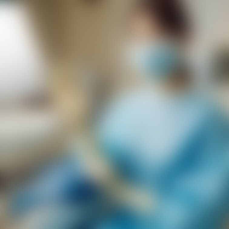 グローブをはめる歯科女医