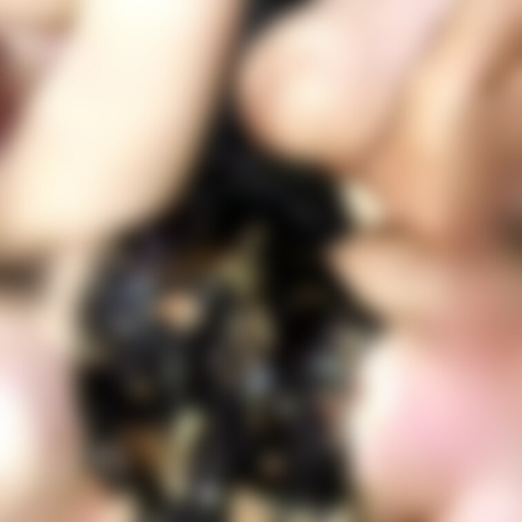 六人の男達に次々と生中💦
嫁の中に次々と注ぎ込まれて・・
宴はまだまだ続きます😁