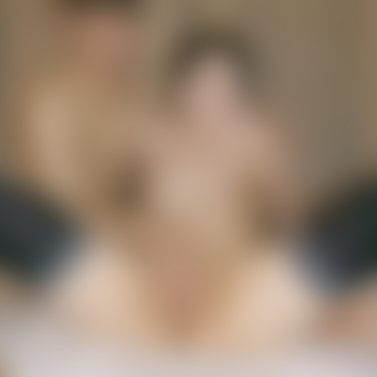 色白で綺麗めなお○○○さんに裸ニーハイでハメ撮りしてきました。。動画お楽しみに。