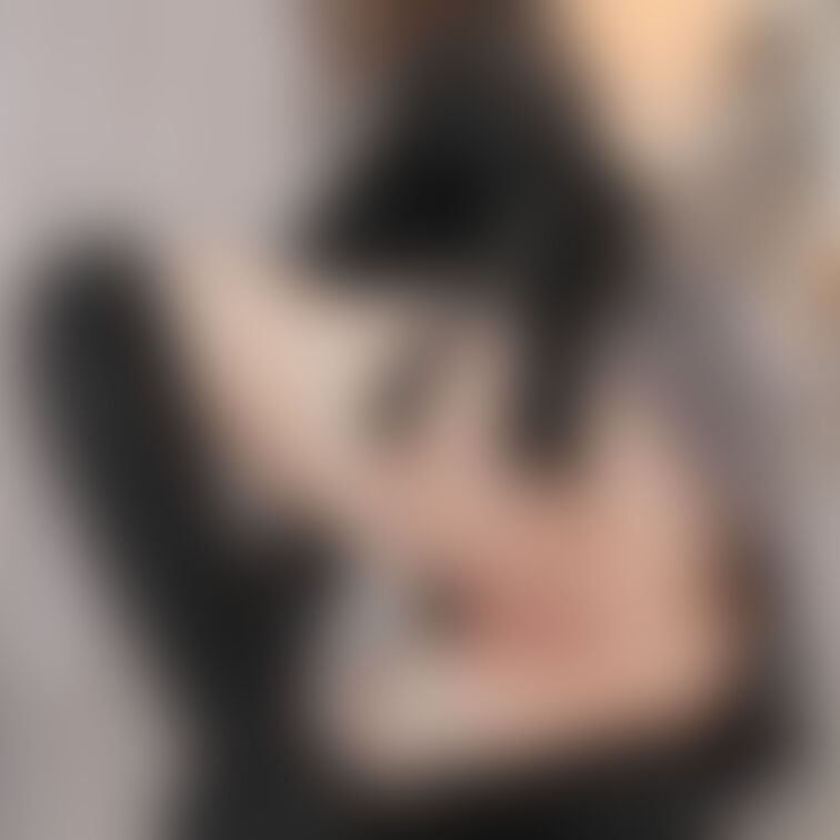 ミニスカニーハイブーツで脱ぎかけえっちポーズ🤍