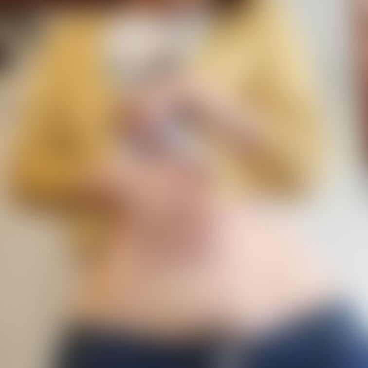 超ローライズのデニム
陰毛とお尻の割れ目が丸見え👀

これでお出かけしちゃったけどね😅