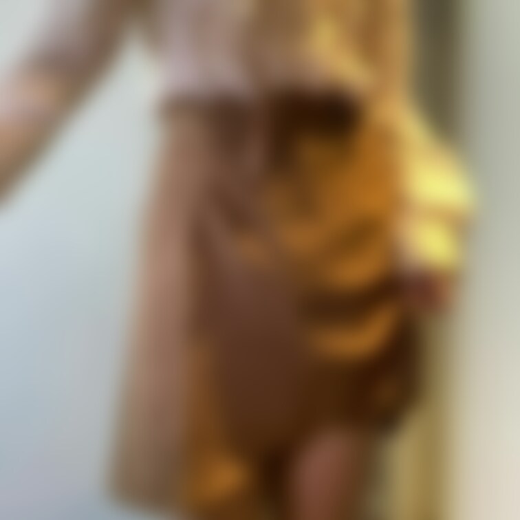 服を脱ぎながらパンストを破ってく５分強の動画です。パンストに包まれたおしりがプリンって見えるのがえちちです！