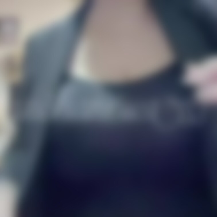 仕事の時はスーツ着てます