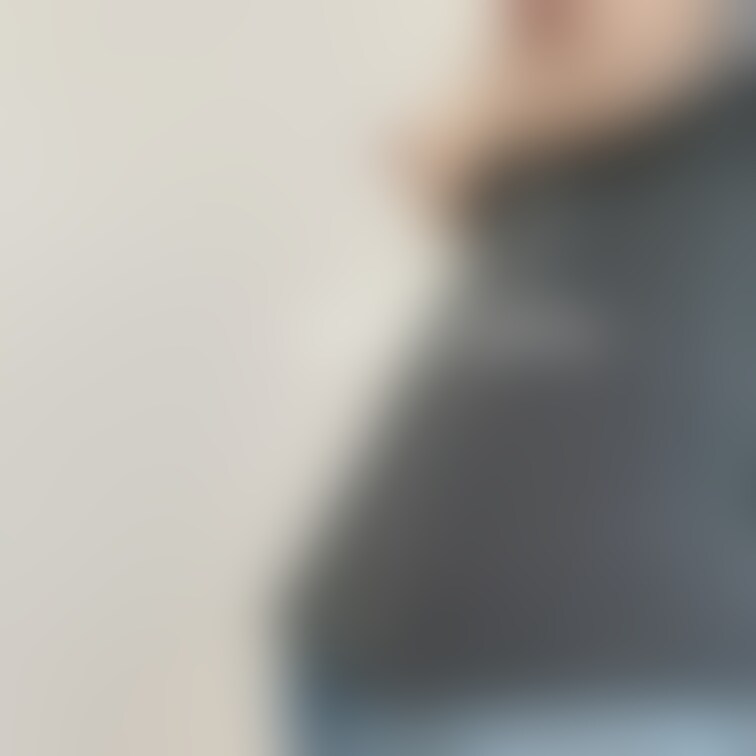 おっぱい見えちゃってます