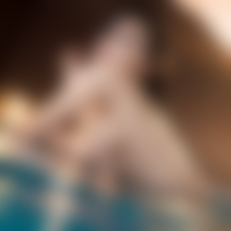 夜のプールで誘惑してくる彼女
