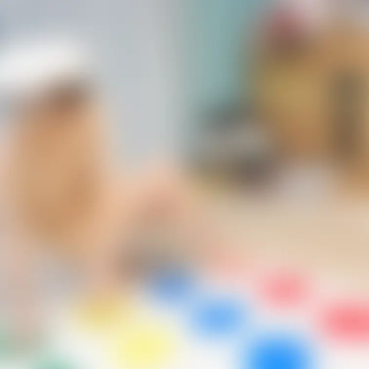りこの豪邸全裸パーティーでの一コマ。参加男性の指示で一人ツイスターに挑みます。こう見えておとなしめの女性です。

美