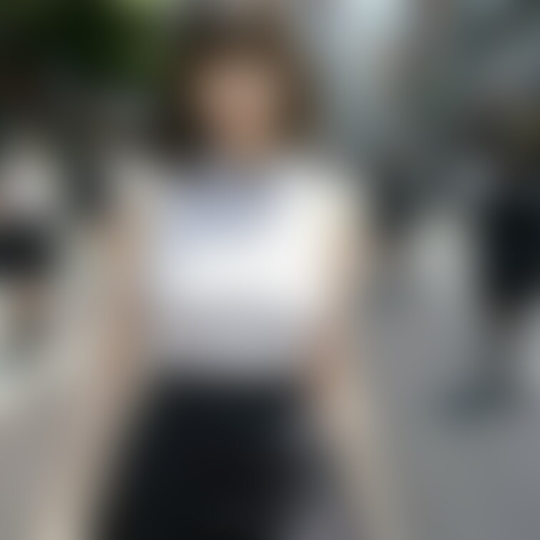 秋葉原を歩くメイドさんをイメージして作りました。