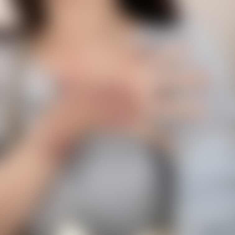 服とネイルが合っててかわいい♡（そんなことよりアザがやべえ🥹）笑
