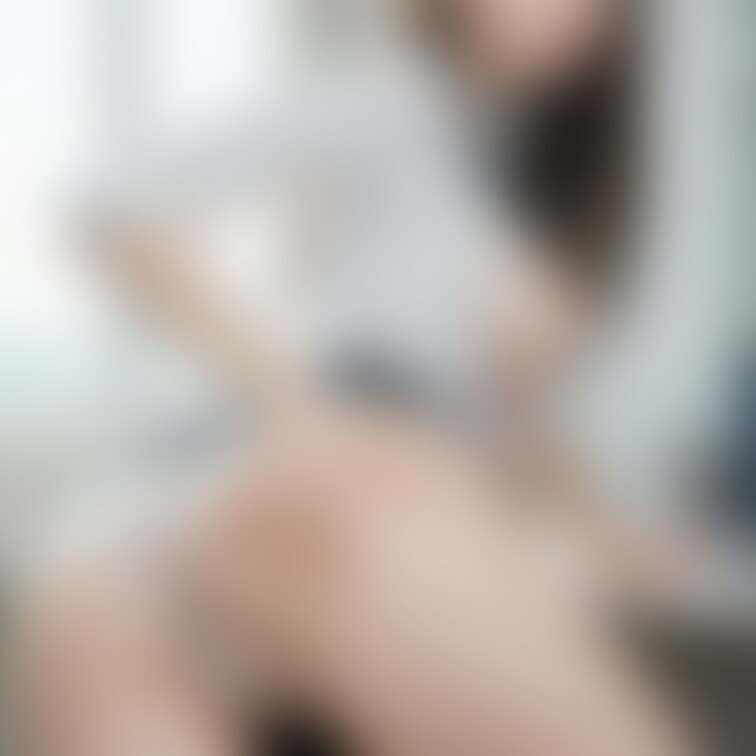 お尻を突き出しているセクシーなお○○○さん