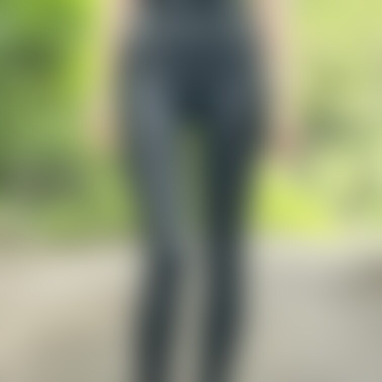 レザーレギンスとハイヒールサンダルです！
以前から何度かリクエストをいただいているレザーレギンスをようやく履いてもらい